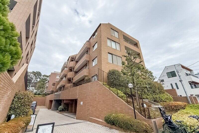 1998年竣工、総戸数15戸、平成築の小規模マンション。清水建設施工で、タイル貼り。どっしりとした風格が漂う雰囲気です。ちょうど、2025年に大規模修繕が完了し綺麗になったタイミング◎