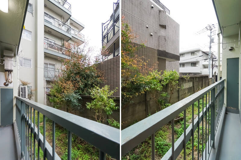 バルコニーは人ひとり立てる程度の奥行きで、とってもスリム。両サイドの細長いグリーンの扉を開けると、それぞれに物入れが備わっている便利仕様です。