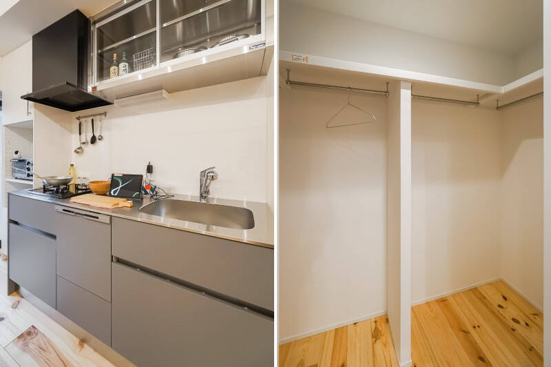 <b>左・</b>ステンレス製の天板がカッコいいコンパクトなキッチン。コンロは2口でシンクもやや小ぶりですが、抜かりなく食洗機を完備しています。業務用っぽい上部戸棚もいい雰囲気♡／<b>右・</b>WICの内部はこんな感じ。三面にパイプがあり、たっぷり収納できそうですよ。