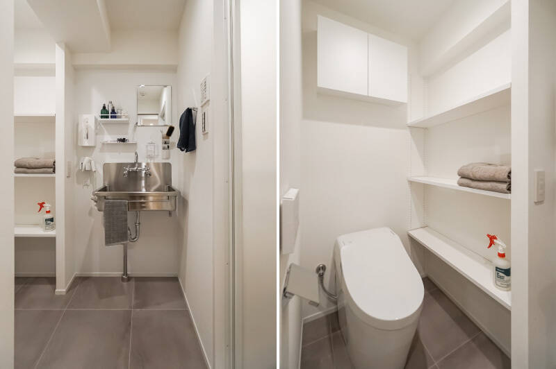 <b>左・</b>水まわりの引き戸を開けると……洗面脱衣室とトイレがゆるやかにつながった、圧迫感のない造りです。／<b>右・</b>壁面に可動棚が備わったトイレ。