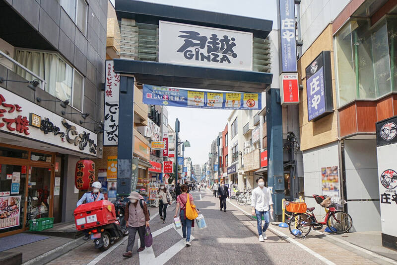ご紹介するのは、東急池上線「戸越銀座」駅から徒歩3分の駅近物件です！ 駅を起点に、全長1.3kmにわたる長〜い商店街がのびるこのエリア。食べ歩きの名所として知られるほか、温泉施設もあり、地元の方や観光客で賑わっています。