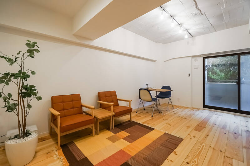 まずは約10.8帖のLDKから見ていきましょう。奥の掃き出し窓は南向き。取材時は曇り空でしたが、それでもほんのり自然光の明るさを感じました。