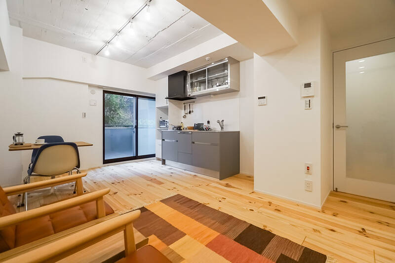 別サイドからもパシャリ。パイン材無垢フローリングの温かみある雰囲気と、ステンレスの質感が絶妙なバランスでカッコよし、です！ 天井はコンクリートの躯体現し＋白塗装で品よく仕上げられています。