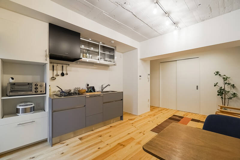 左手の壁面には、キッチンと造り付けの家電ラックが。右手奥の引き戸の中はウォークインクローゼット（WIC）です。洋室には収納が無いため、衣類はこちらにまとめて格納することになりそう。