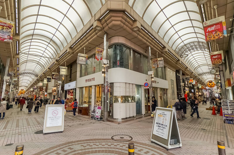 そしてマンションから西側へちょっと足を延ばせば「武蔵小山」の街はすぐそこ。進化を続けるアーケード付きの大商店街「武蔵小山商店PALM」が、暮らしをがっつりサポートしてくれます！ 本当に、日用品が、お安いです！（徒歩7分）