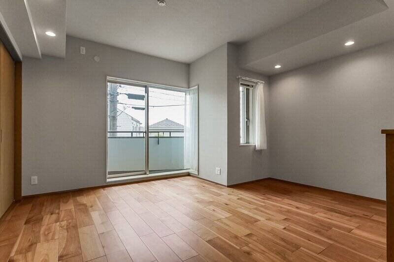 約14.2帖のLDK。南西向きの窓から差し込む光がLDK全体を包みます。