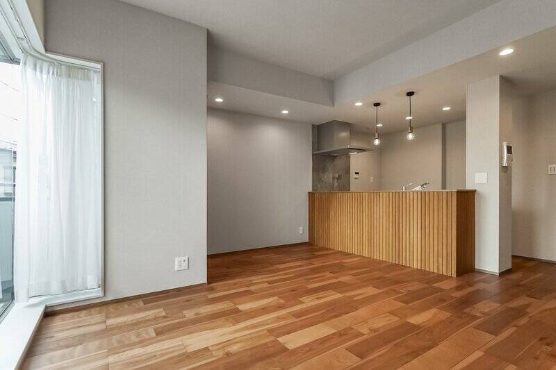 掃き出し窓はコーナーサッシに。内装はグレーとウッド調で落ち着いた雰囲気です。