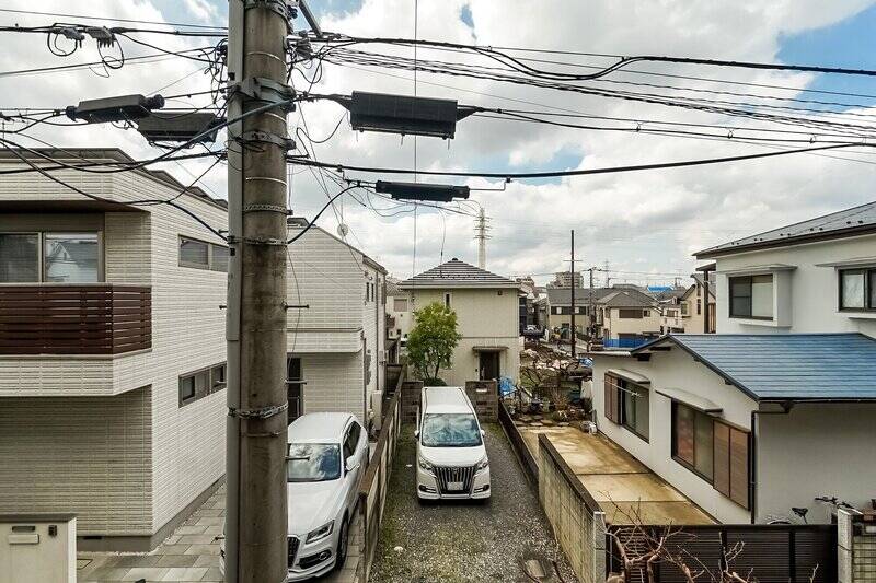 正面には低層住宅が広がります。車通りも少なく、静かに過ごせそうな環境です。