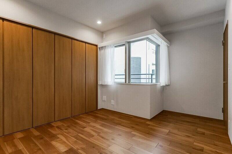 LDKからいちばん離れた位置にある洋室Cは、主寝室におすすめ。コーナーサッシは南東と北東にまたがって配置されています。