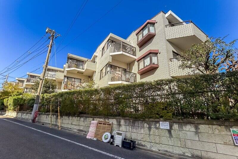 最寄りの東急東横線「都立大学」駅から徒歩13分。1984年に竣工した、新耐震基準適合のマンションです。