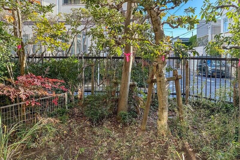 周囲は住宅街のため人通りが少なく、落ち着いて過ごせる環境です。