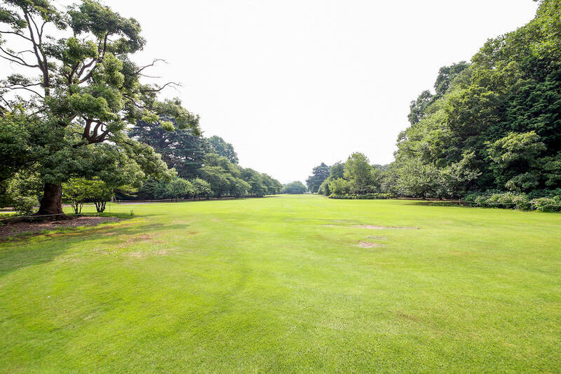 今回ご紹介する物件は、都心のオアシス「新宿御苑」を庭のように使いこなせるロケーション。最寄りの東京メトロ丸の内線「新宿御苑前」駅から徒歩6分、さらに3路線使える「新宿三丁目」駅（徒歩9分）も利用できる便利な立地が大きな魅力です。