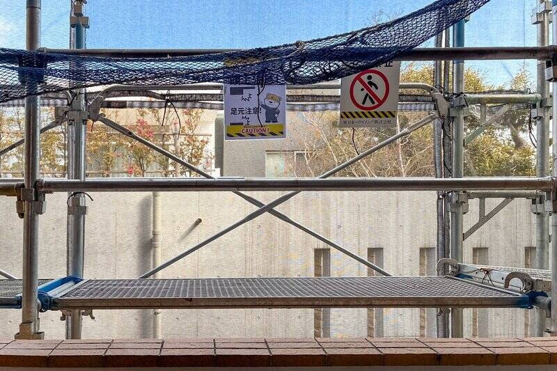 北東向きのバルコニー。撮影時は大規模修繕工事のための足場が組まれています。正面の建物との距離感は、現地でお確かめください。