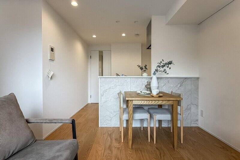 約10帖のLDK。内装は白を基調とし、床にはオークの突板を採用しています。照明は埋め込みタイプで、天井がスッキリとして洗練された印象に。