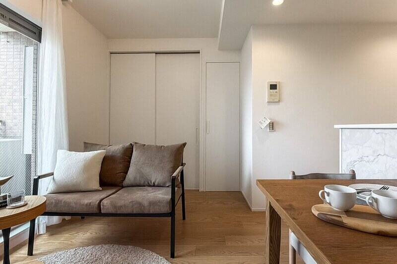 写真奥の引き戸の先は洋室Aです。引き戸の隣にコンパクトなリビング収納が備わっています。