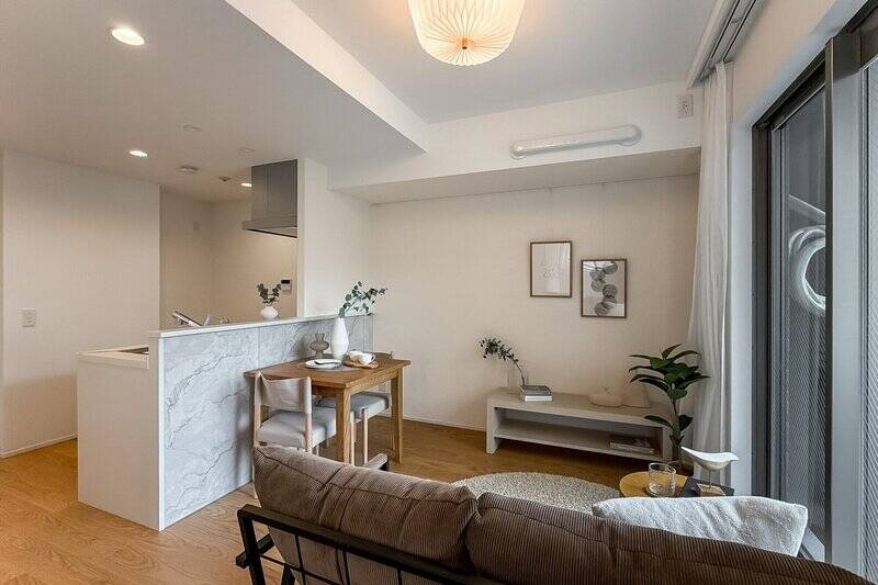 キッチンの腰壁には大理石調のタイルをあしらい、空間のポイントに。