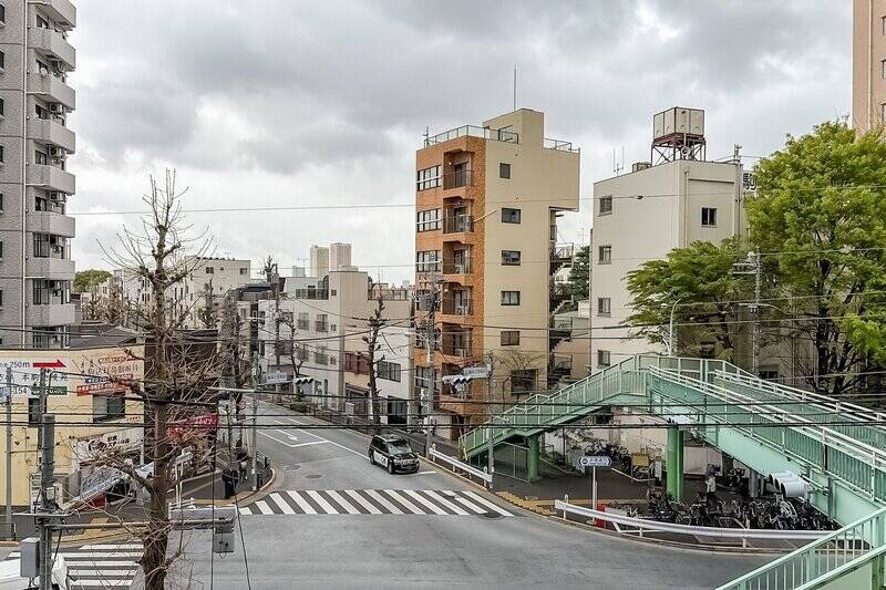 正面は本郷通りの交差点に面しており、建物と距離があるため視界は開けています。右手に歩道橋が見えますが、目線より下にあるので、そこまで視線は気にならなさそう。