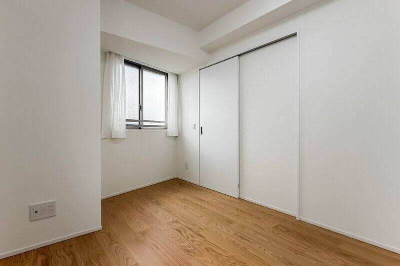 こちらは、南と西の二面採光。西側の窓部分は壁が斜めになっています。棚を置いたり、コンパクトなデスクを置いたりすると、スペースを有効活用できそうです。