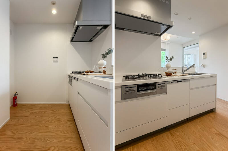 <b>左・</b>キッチン背面に冷蔵庫置き場とカップボードを置けるスペースを確保。／<b>右・</b>キッチンはカウカモオリジナル。3口ガスコンロ・食洗機・浄水器を完備します。