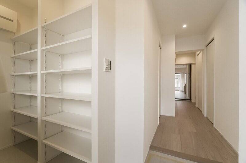 扉を開けると、横に広がる玄関！ シューズインクローゼット（SIC）が備わり、ゆったりとした土間は大きな荷物の出し入れもしやすく、使い勝手がよさそう◎