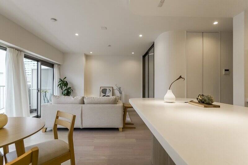 バルコニーに面して横に広がるLDK。十分な広さがあり、家具の配置もしやすそうです。