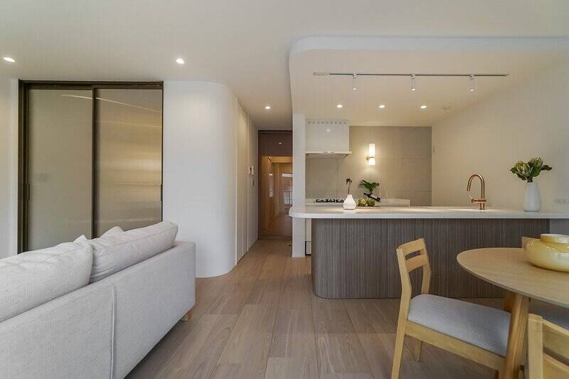 内装の意匠がよく伝わる一枚。壁や下がり天井、キッチンに至るまで、角をまるく仕上げています。