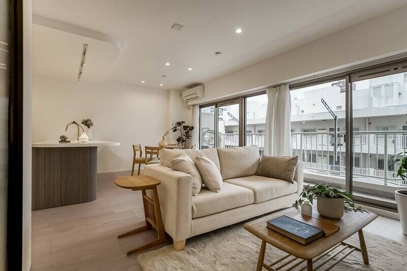 LDKは南向き。撮影時はあいにくの雨でしたが、窓5枚分のワイドスパンで、晴れた日にはしっかりと光が入りそうです。