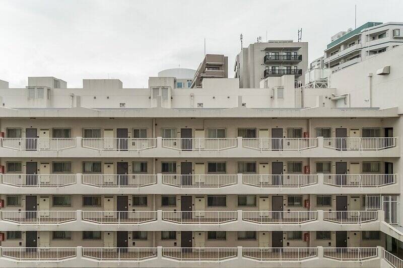 前面には同じマンションの別棟があり、眺望の抜けはありません。ただ、「明治通り」から建物2棟分奥まっているため、車の走行音は気になりませんでした。音の感じ方は、現地でもご確認ください。