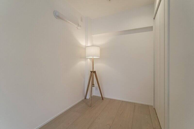 広さは約3.7帖と、寝室としてはややコンパクトな印象。ワークスペースやお子さまのプレイルームなど、LDKの延長としての使い方がしっくりきそうです。