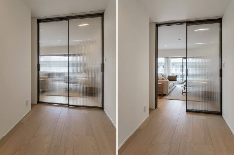 ガラス扉を採用しているため、室内にもやさしい光が届き、明るい印象に。扉は左右どちらからも開閉可能です。