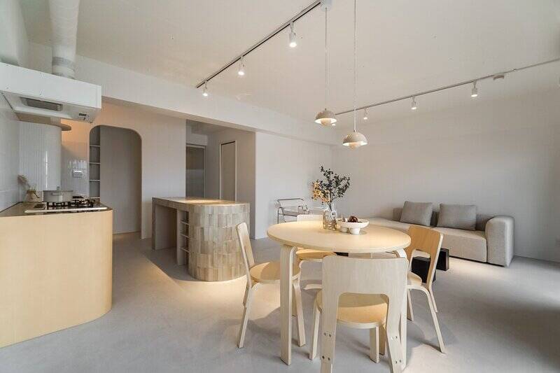 角度を変えてもう一枚。壁の角や開口部、キッチンエリアなど、住戸内のあらゆるエッジの部分は、思わず手を添えたくなるような柔らかな曲面で仕上げられています。