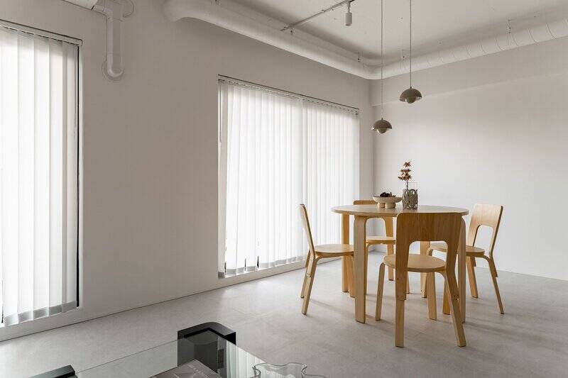 売主さまからいただいた、晴天時の写真もご覧あれ。LDKや洋室の窓には、雰囲気たっぷりのバーチカル(縦型)ブラインドが設置されています。天気や気分に合わせて、お好みの角度で光を演出できますよ♡