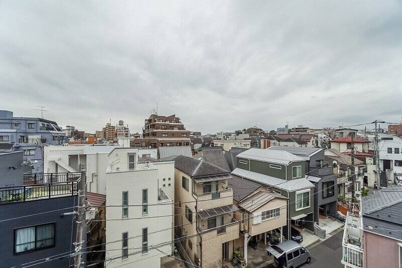 住戸は5階所在。住宅の屋根も、電線も、目線の下。大きな空を望む気持ちのいい眺めですね!