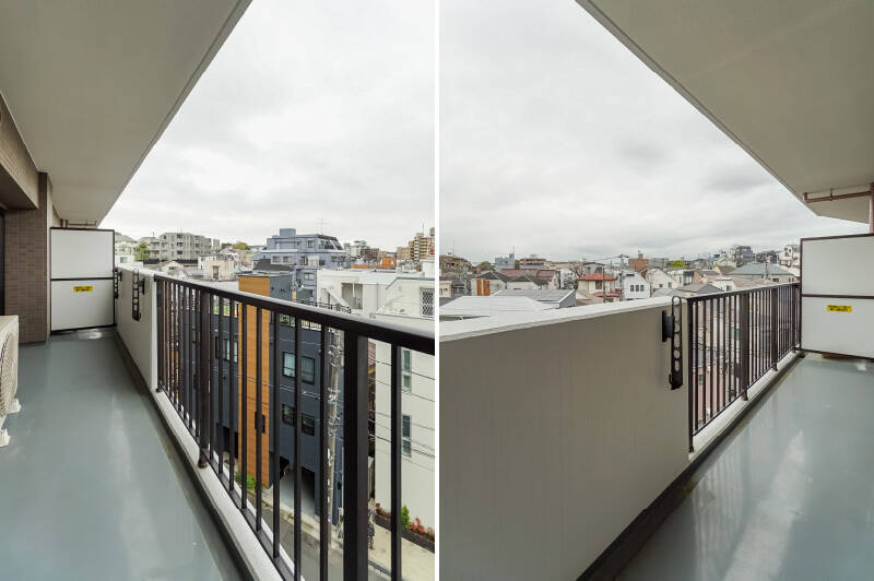 バルコニーはLDKの横幅いっぱいに延びており、奥行きも深め。外用チェアを置いて、気分転換の場所にするのもよさそうです。