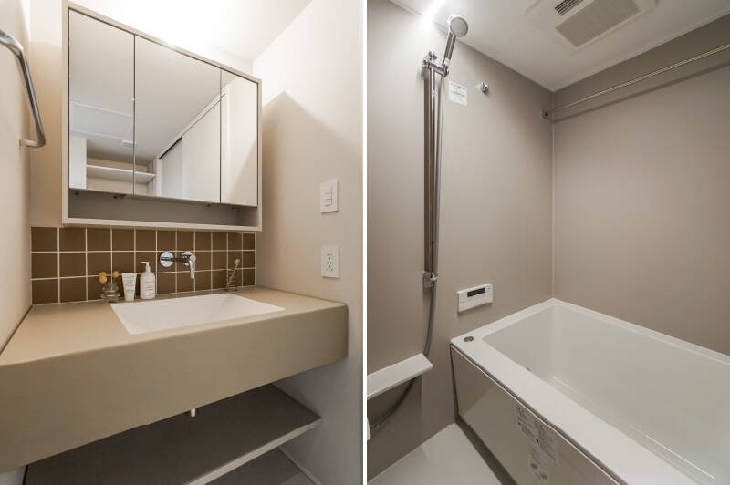 <b>左・</b>ブラウンの正方形タイルをあしらった、ヌーディーカラーの洗面台。横幅にも余裕があって使いやすそうです◎/<b>右・</b>バスルームは浴室乾燥機を完備しています。サイズはややコンパクト。