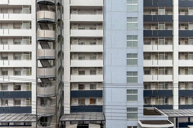 西向きの眺望。正面には建物が位置しています。左右見渡すと眺望が抜ける向きもあるので、現地で確認してみてくださいね。