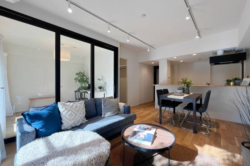 左手前から、スケルトン扉で仕切られた洋室A・ウォークインクローゼット(WIC)・扉付き収納が並びます。