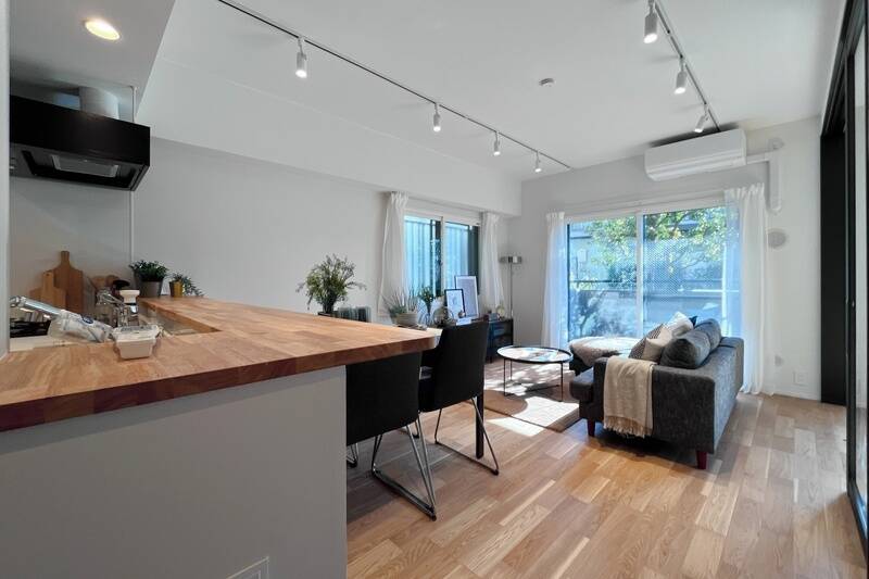 約13.9帖のコンパクトなLDK。南西・南東向きの二面採光です。