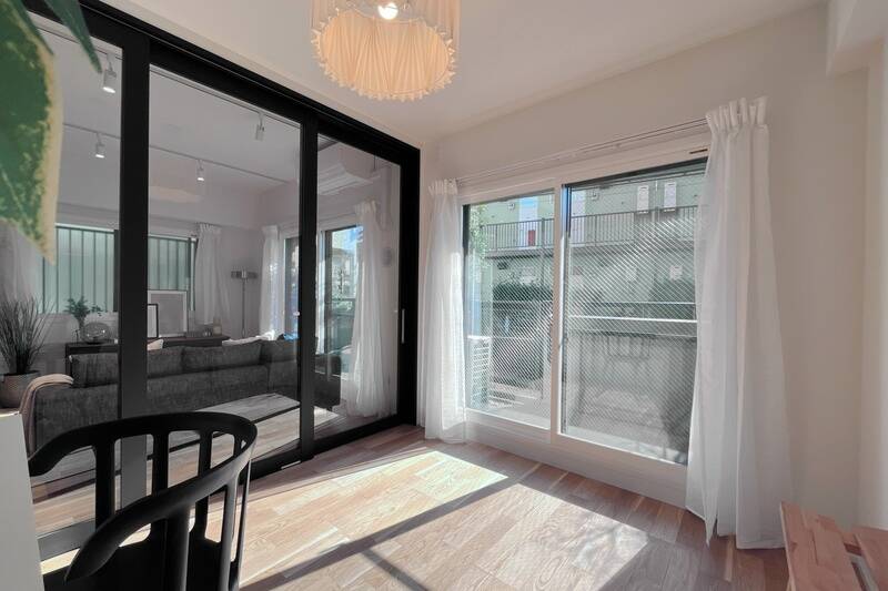 広さは約5帖。南西向きの掃き出し窓からバルコニーへアクセスできます。引き戸を開けた状態にしてLDKとひと続きにすれば、約18.9帖の広さに。