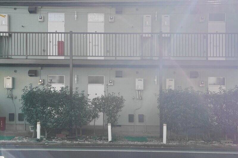 南西向きのバルコニー。向かいには道路を挟んでアパートが建っています。やや視線が気になるので、レースカーテンやブラインドを活用するのがよさそうです。