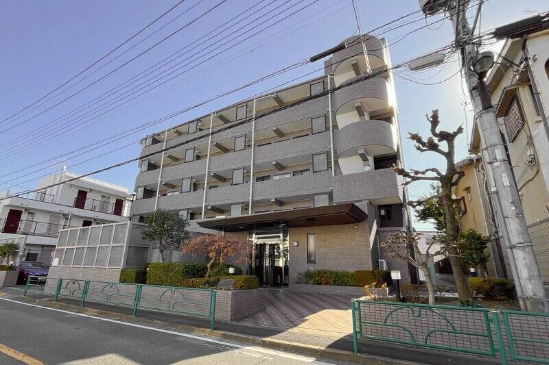 1995年竣工。総戸数22戸の新耐震基準適合マンション。<b>2022年に大規模修繕工事</b>を実施済み。外観はきれいに保たれている印象です。