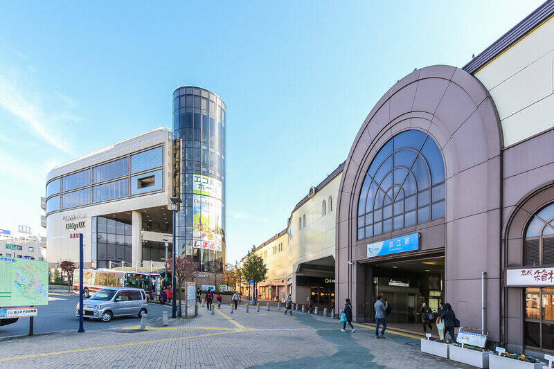 マンションは、小田急線「和泉多摩川」駅(徒歩5分)と「狛江」駅(徒歩9分)の間に立地。「和泉多摩川」駅から「新宿」駅には、「成城学園前」駅で乗り換えると乗車時間約23分でアクセスできます。