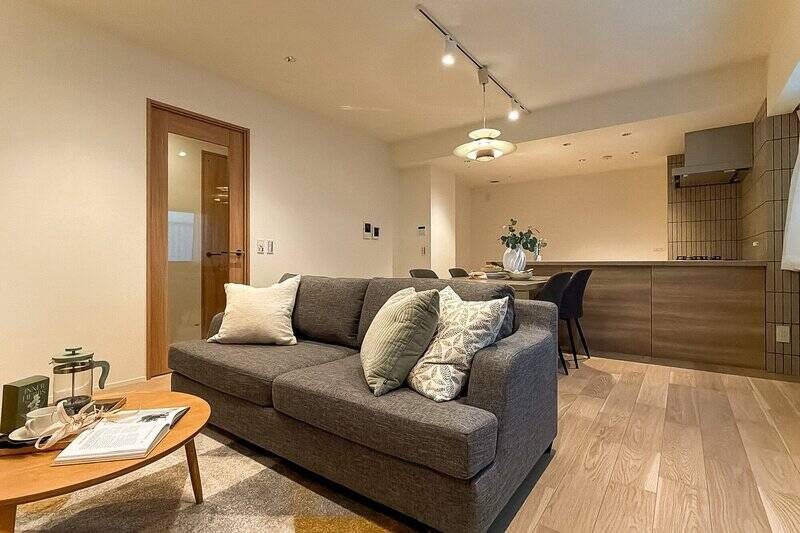 LDKの広さは16.7帖。床材には、突板フローリングを使用しています。木の温もりを感じていただけますよ。