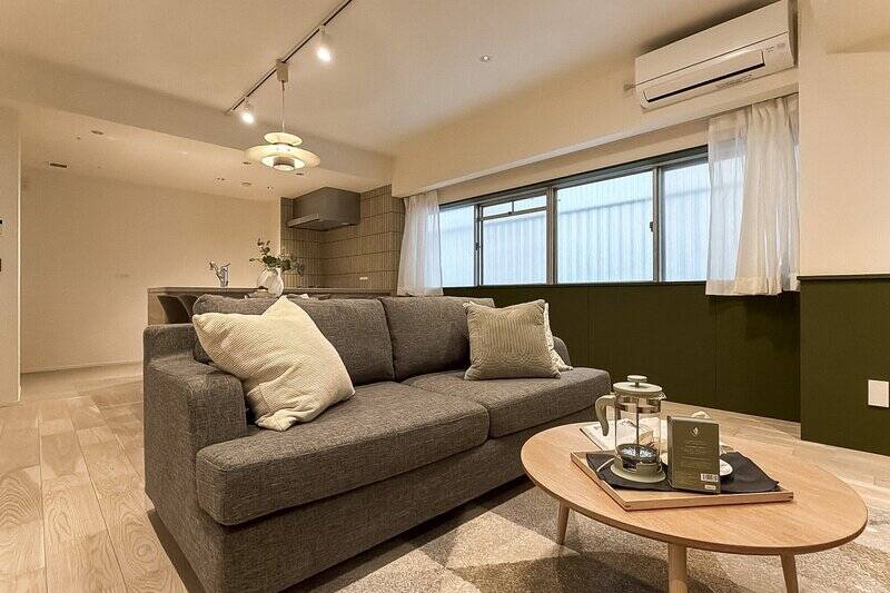 南東向きの腰高の窓の下に、“編集できる余白”を確保 。大型家具のほか、お好みのアートも計画的にレイアウトできます。