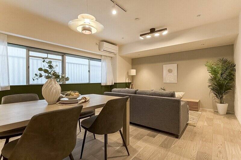 住戸は2階に所在。LDKの窓先にはお隣の建物の外壁があるため、日常的にはレースカーテンを閉めて過ごすことになりそうです。