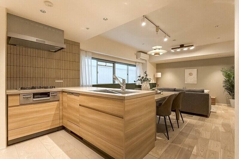 L型のキッチンはオーダーで製作。食洗機と浄水一体型水栓が備わっています。