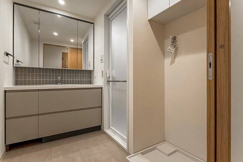 カウカモオリジナルデザインの洗面台。ゆったりサイズで、収納もしっかり確保しています。