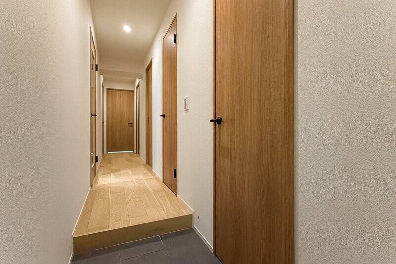 廊下にはお揃いの建具が並びます。