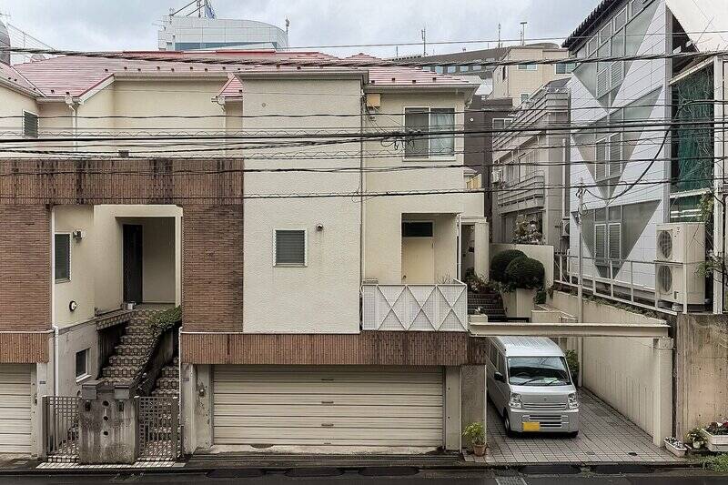 南西向きのバルコニーからの眺望。お向かいに住宅がありますが、道路を挟んでいるため、日差しはしっかりと届きそう！