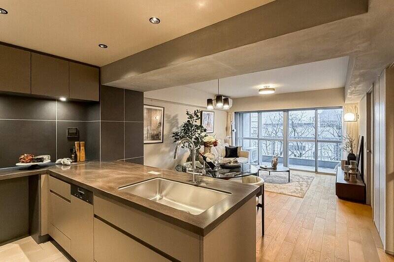 約17.5帖のLDK。南東向きのバルコニーに面した大きな窓から、穏やかな光が差し込みます。